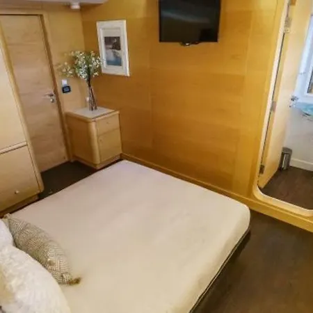 Lovebird Båthotell Kıyıkıslacık